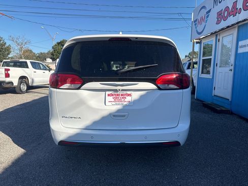 Used 2018 Chrysler Pacifica Touring-L image 6