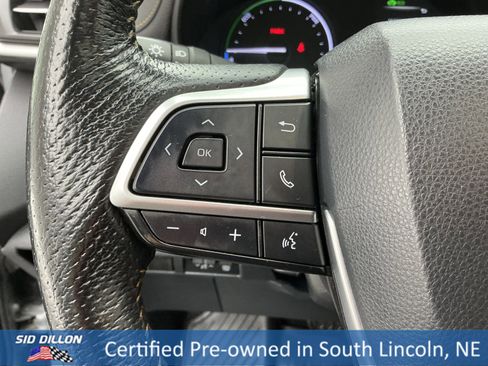 Used 2022 Toyota Sienna XLE Woodland Edition image 9