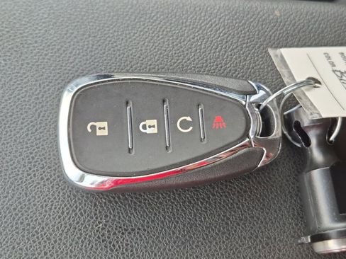 Used 2025 Chevrolet Trax LT FWD image 33