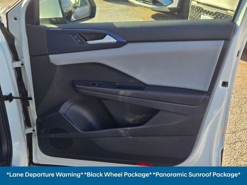 Used 2023 Volkswagen Taos SE w/ Panoramic Sunroof Package image 9