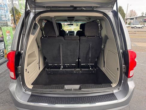 Used 2016 Dodge Grand Caravan SXT image 9