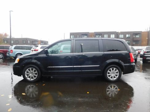 Used 2016 Chrysler Town & Country Touring image 19