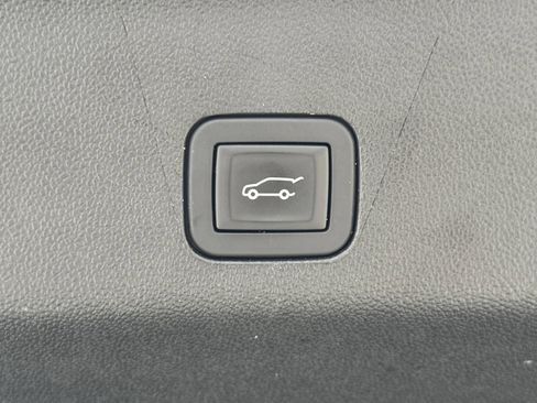 Used 2025 Chevrolet Suburban Z71 image 34