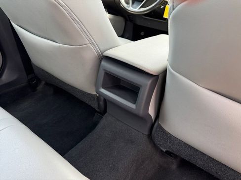 Used 2019 Toyota Camry SE FWD image 21