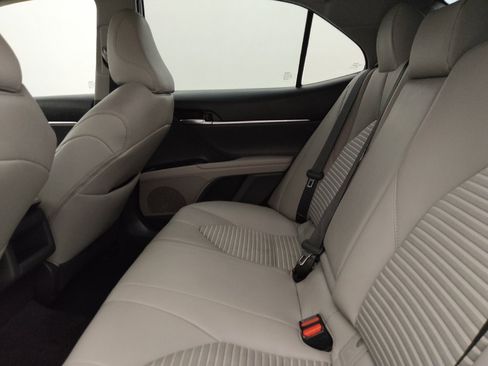 Used 2019 Toyota Camry SE FWD image 18