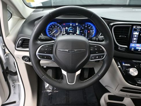 Used 2022 Chrysler Pacifica Touring-L FWD image 26