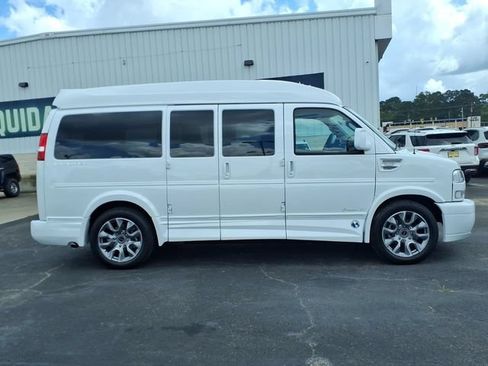 Used 2026 GMC Savana 2500 w/ Driver Convenience Package RWD image 4