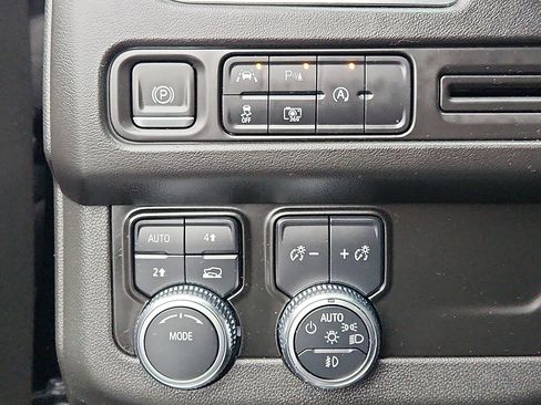 Used 2023 GMC Yukon XL SLT w/ SLT Premium Package image 23