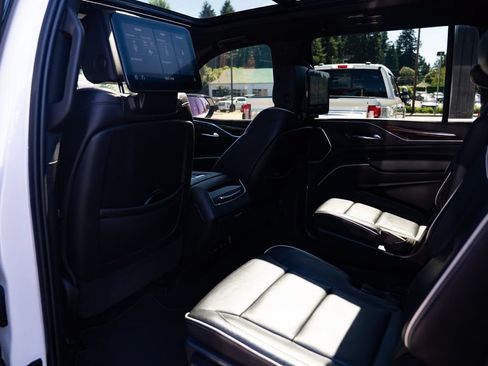 Used 2021 Cadillac Escalade ESV Premium Luxury w/ Performance Package AWD/4WD image 20