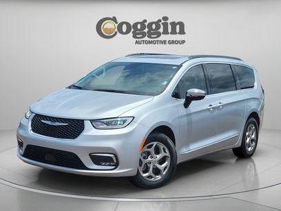 Used 2023 Chrysler Pacifica Limited w/ Uconnect Theater Family Group