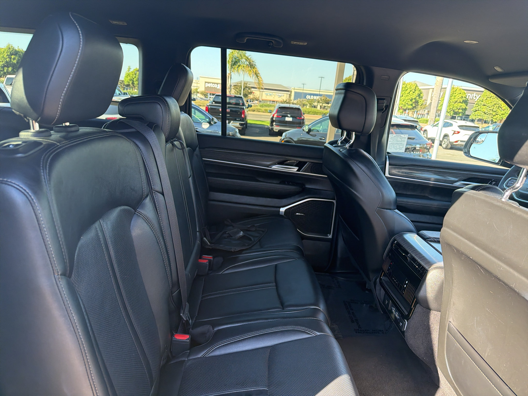 Used 2024 Jeep Wagoneer L Series III w/ Flexible Seating Group AWD/4WD image 12