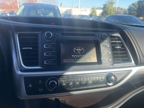 Used 2019 Toyota Highlander LE image 11