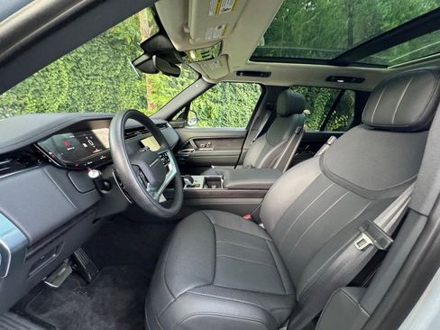 New 2025 Land Rover Range Rover SE image 9