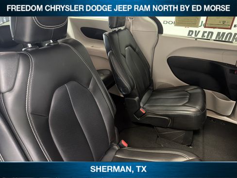 Used 2023 Chrysler Pacifica Touring-L FWD image 10