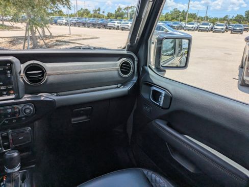 Used 2022 Jeep Gladiator Overland AWD/4WD image 18