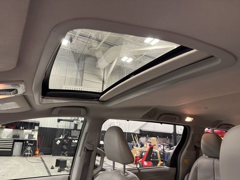 Used 2013 Toyota Sienna XLE image 15