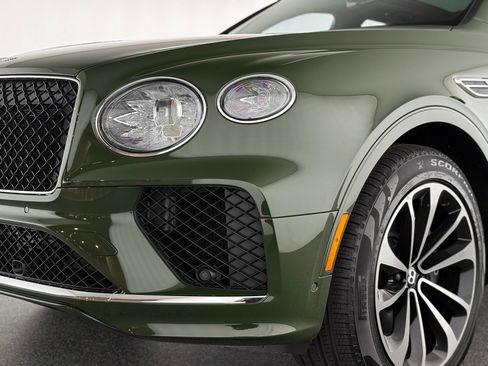 Used 2025 Bentley Bentayga image 48