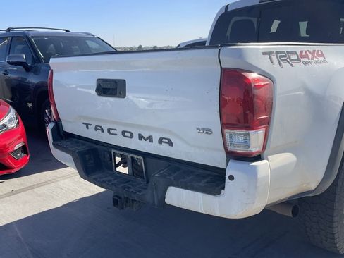 Used 2017 Toyota Tacoma TRD Off-Road image 4