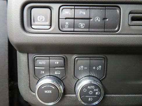 Used 2024 GMC Yukon SLT w/ SLT Luxury Package AWD/4WD image 59