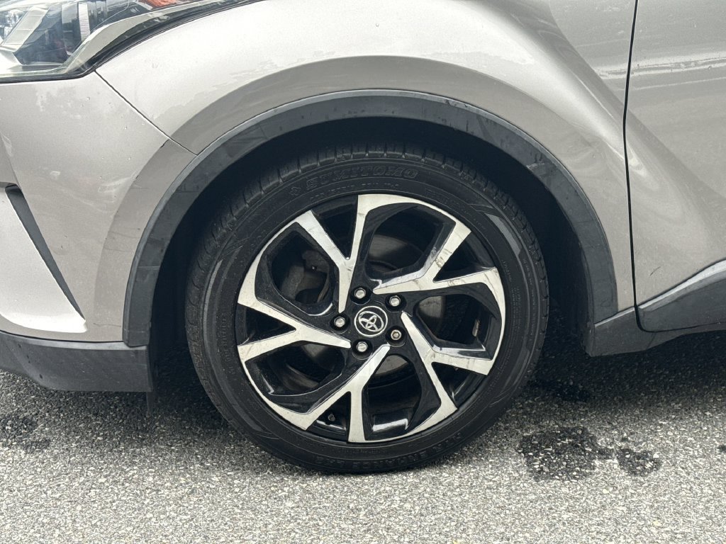 Used 2019 Toyota C-HR Limited FWD image 18