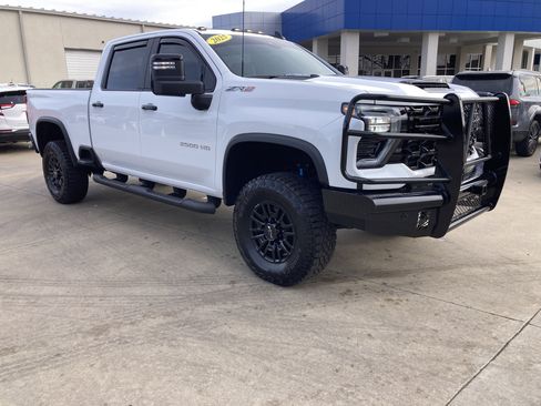 Used 2025 Chevrolet Silverado 2500 ZR2 w/ Technology Package image 7