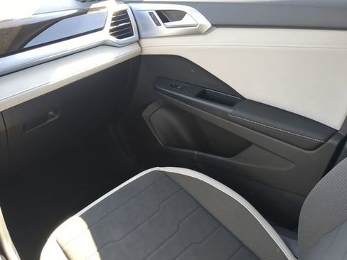 New 2026 Volkswagen Taos SE image 15
