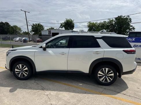 Used 2023 Nissan Pathfinder SL w/ Lighting Package (N92) FWD image 13