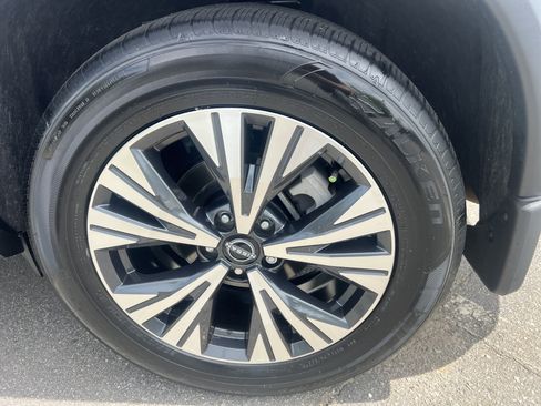 Certified 2022 Nissan Rogue SV w/ SV Premium Package FWD image 10