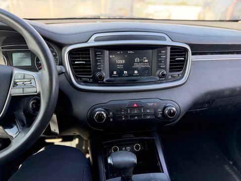 Used 2019 Kia Sorento FWD image 9