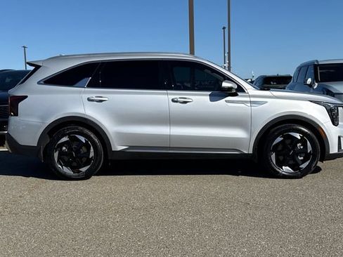 Certified 2025 Kia Sorento EX AWD/4WD image 3