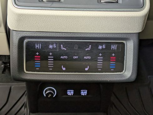 Used 2019 Audi e-tron Prestige w/ Prestige Package image 30