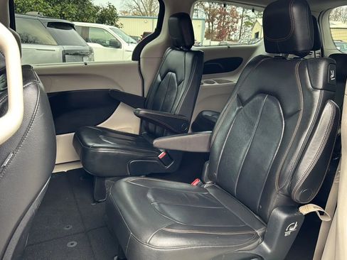 Used 2017 Chrysler Pacifica Touring-L image 11