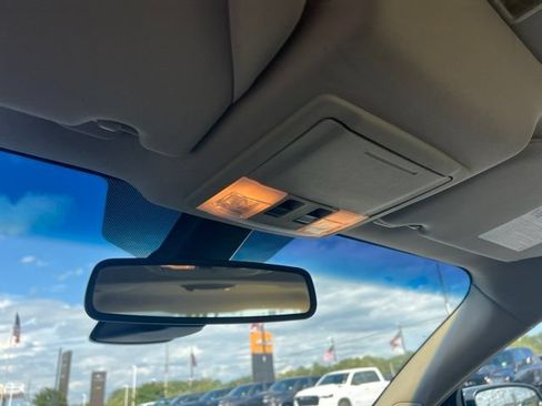 Used 2018 Ford Taurus Limited FWD image 16
