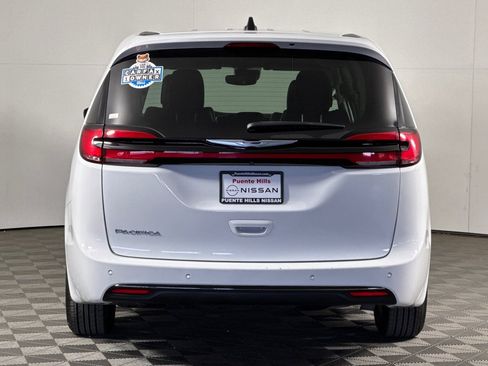 Used 2023 Chrysler Pacifica Touring-L FWD image 4