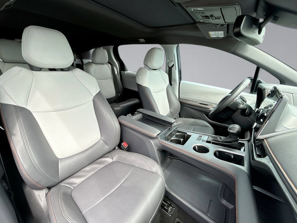 Used 2024 Toyota Sienna XSE FWD image 11