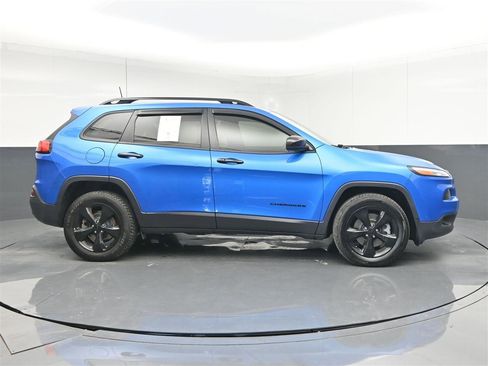 Used 2018 Jeep Cherokee Limited w/ Technology Group AWD/4WD image 4