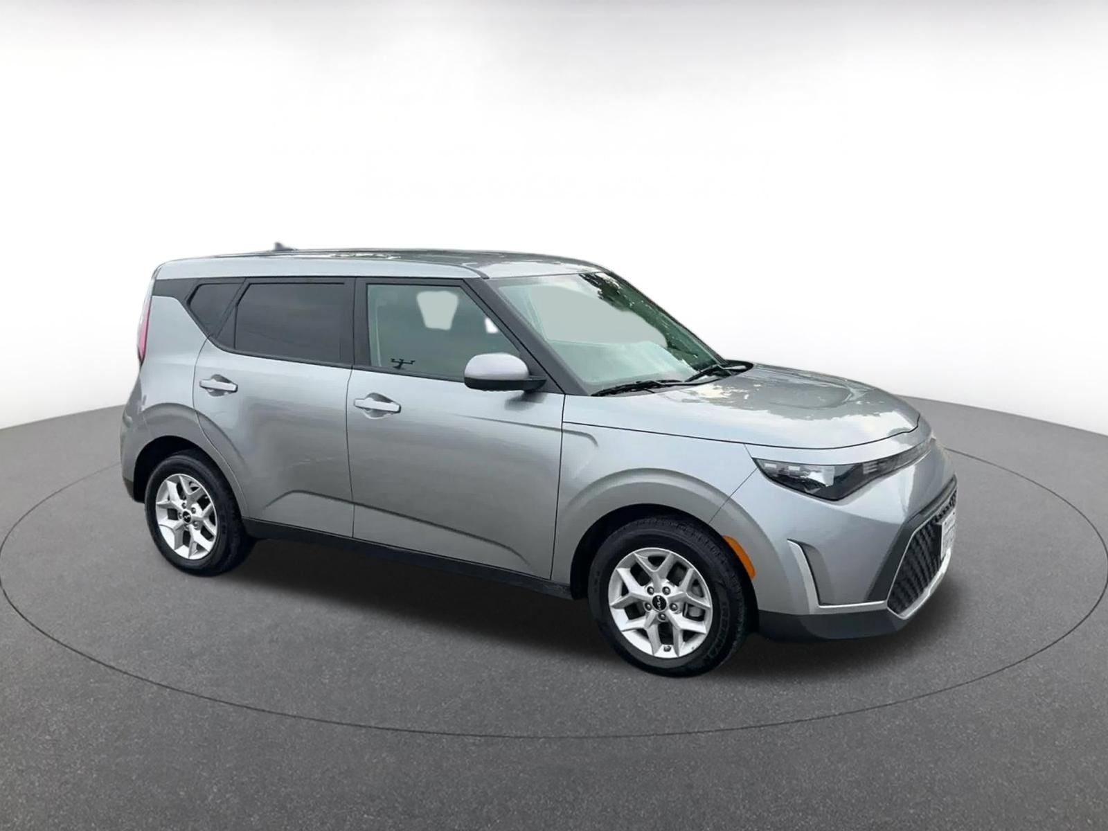 Used 2025 Kia Soul LX w/ LX Technology Package FWD image 2
