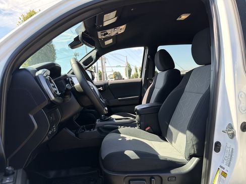 Used 2020 Toyota Tacoma TRD Off-Road w/ Technology Package AWD/4WD image 10