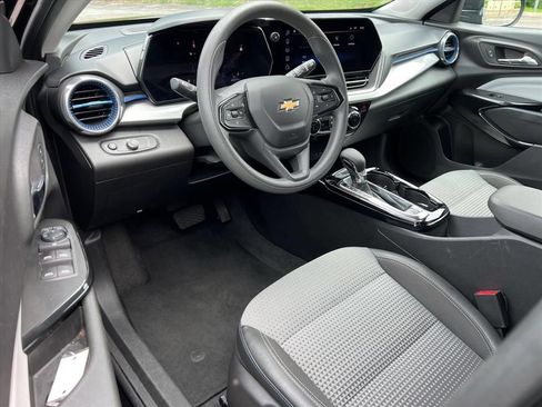 Used 2025 Chevrolet Trax LT FWD image 13