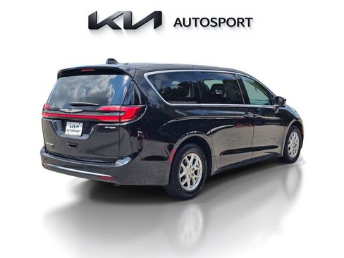 Used 2023 Chrysler Pacifica Touring-L FWD image 15