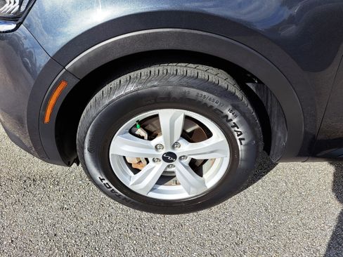 Used 2023 Kia Sorento LX image 17