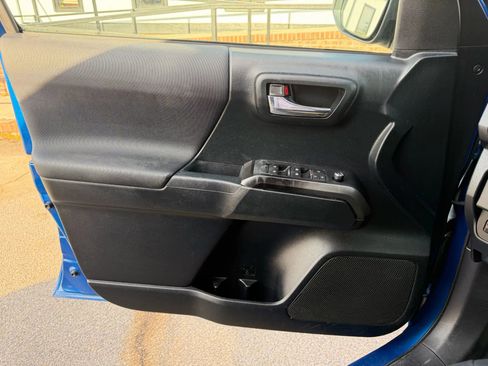 Used 2016 Toyota Tacoma TRD Sport w/ Towing Package image 20