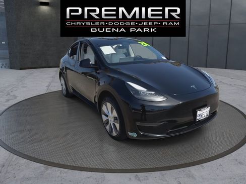 Used 2024 Tesla Model Y Long Range RWD image 2