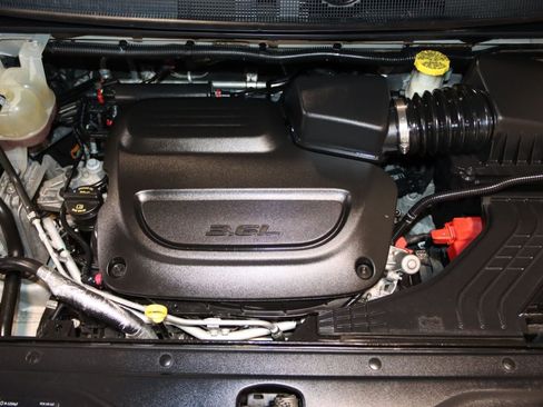 Used 2019 Chrysler Pacifica Limited w/ Tire & Wheel Group FWD image 76