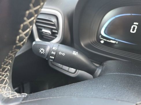 Used 2024 Hyundai Venue SEL image 32