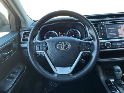 Used 2019 Toyota Highlander XLE image 12