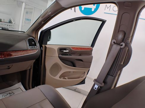 Used 2016 Chrysler Town & Country Touring image 31