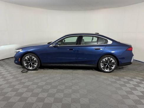 Used 2027 BMW 530i w/ Executive Package RWD image 2