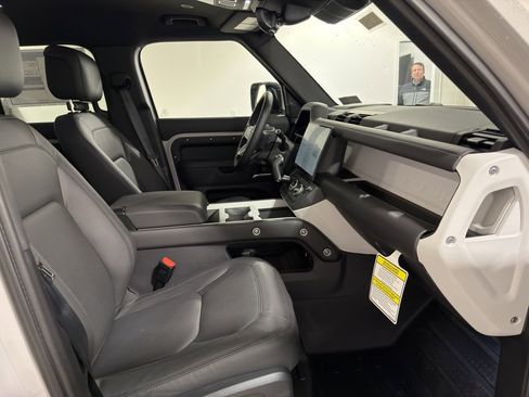 New 2026 Land Rover Defender 110 X-Dynamic SE image 25