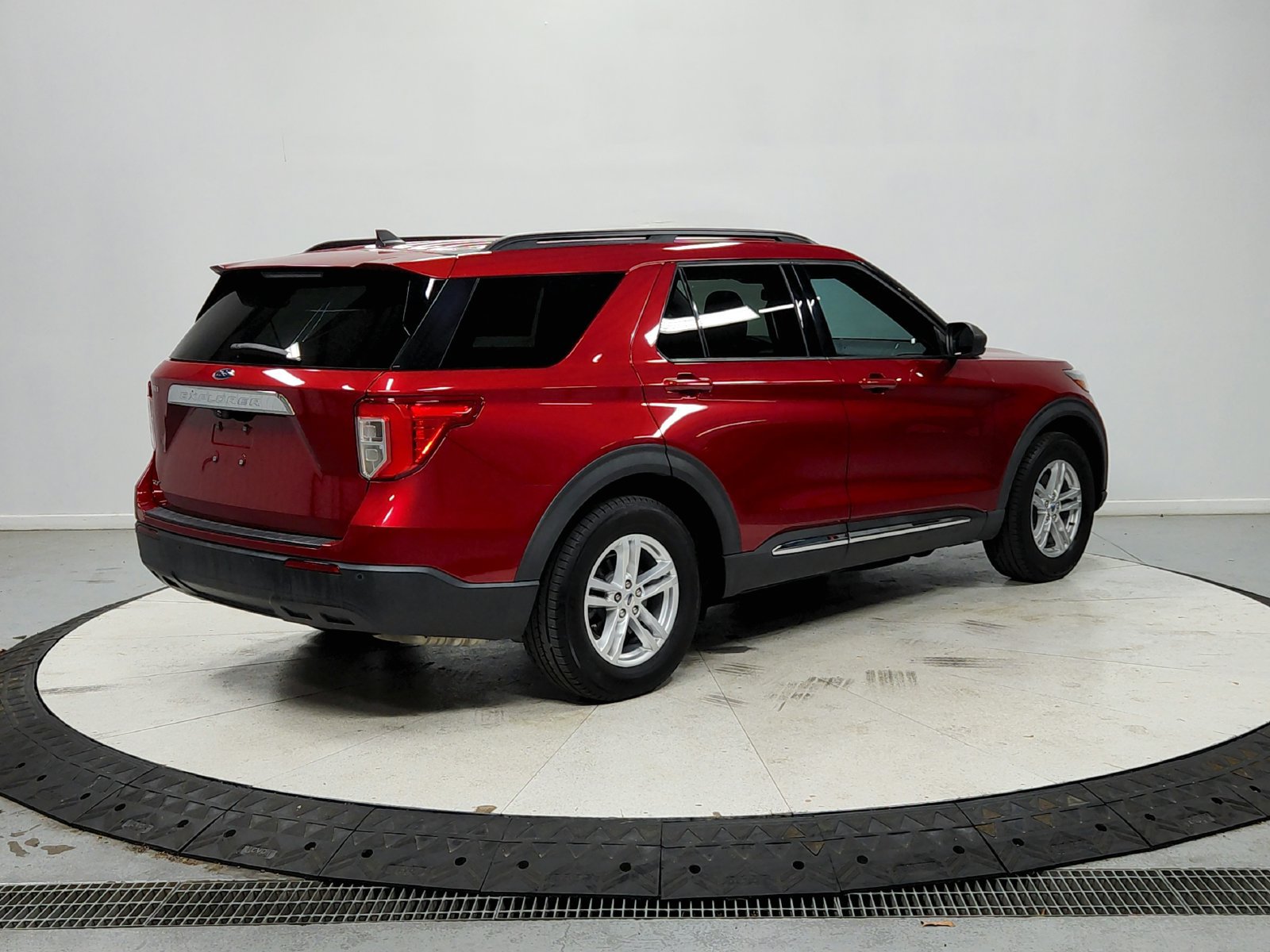 Used 2021 Ford Explorer XLT RWD image 8